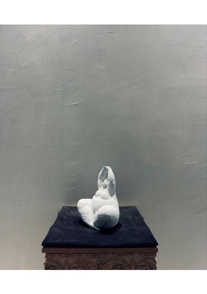 El Yapımı Kadın Figürlü Seramik Heykel – 25X20X13 cm Meditasyon Pozunda fiyatları