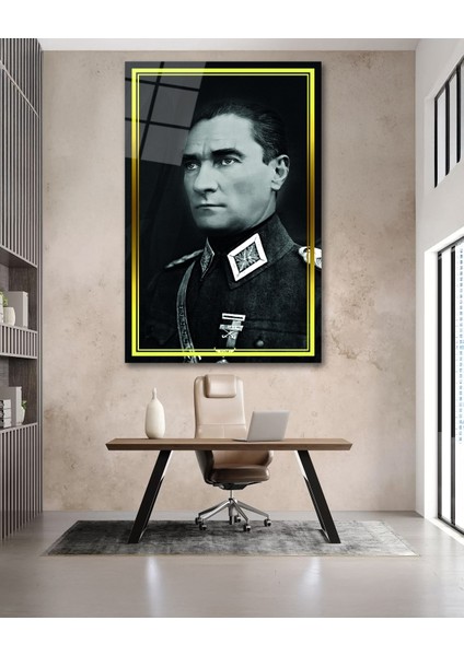 Sarıı Çerçeve Görünümlü Askerlik Yılları Atatürk Siyah Beyaz Cam Tablo
