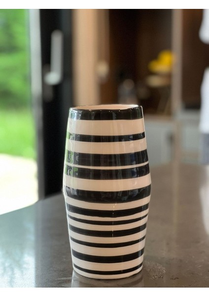 Siyah Line Art Vazo fırsatları