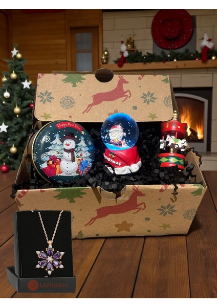 Yılbaşı Temalı Hediye Kutusu – Atlı Karınca 7 Cm, Işıklı Kar Küresi 7 Cm, Metal Kokulu Mum 8,5 cm ve Lotus Kolye