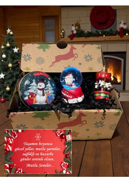 Yılbaşı Temalı Hediye Kutusu – Atlı Karınca 7 Cm, Işıklı Kar Küresi 7 Cm, Metal Kokulu Mum 8,5 cm ve Lotus Kolye fiyatları