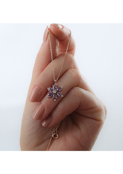 Yılbaşı Temalı Hediye Kutusu – Atlı Karınca 7 Cm, Işıklı Kar Küresi 7 Cm, Metal Kokulu Mum 8,5 cm ve Lotus Kolye modelleri