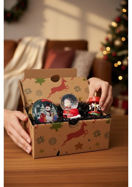 Yılbaşı Temalı Hediye Kutusu – Atlı Karınca 7 Cm, Işıklı Kar Küresi 7 Cm, Metal Kokulu Mum 8,5 cm ve Lotus Kolye fırsatları