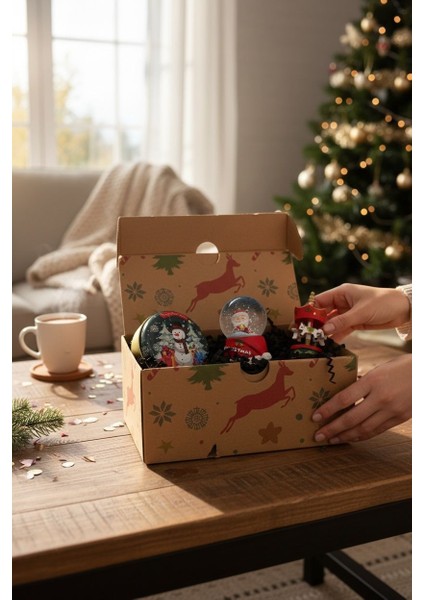 Yılbaşı Temalı Hediye Kutusu – Atlı Karınca 7 Cm, Işıklı Kar Küresi 7 Cm, Metal Kokulu Mum 8,5 cm ve Lotus Kolye indirimleri