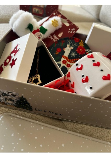 Premium Yılbaşı Hediye Kutusu , Özel Tasarım Yeni Yıl Seti Sürpriz Set Beyaz Yılbaşı Hediye Kutusu – Kalp Desenli Kupa, 2 Takı ve Aksesuarlarla Zenginleştirilmiş Özel Hediye Paketi