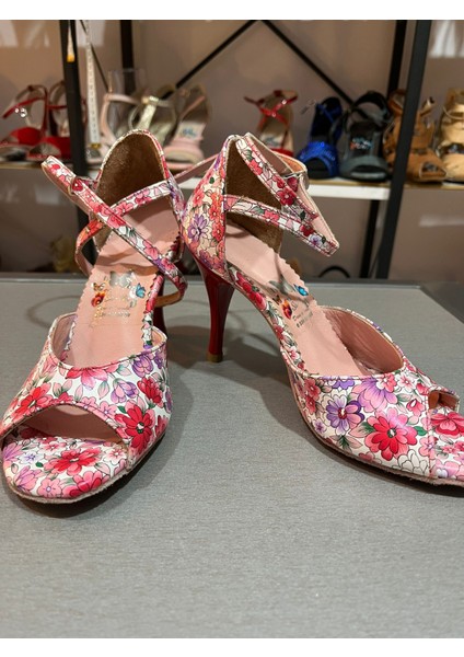 “flor De Pasión” – Kırmızı Çiçek Desenli 8,5 cm 13 Pont Tango Dans ve Salon Ayakkabısı