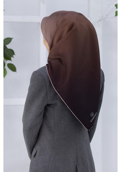 %100 Twill Ipek Degrade Desenli Sütlü Kahve Renkli 90X90 Eşarp Dikim Şekli : El Dikişi