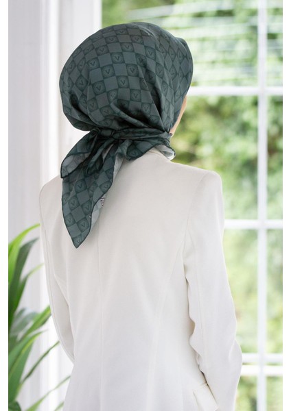 %100 Twill Ipek Monogram Desenli Cam Göbeği Renkli 90X90 Eşarp Dikim Şekli : El Dikişi