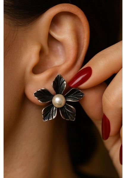 vintage Siyah Çiçek Detaylı Kadın Inci Küpe – Elegance Koleksiyon