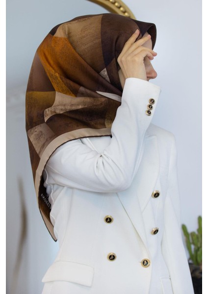 %100 Twill Ipek Geometrik Desenli Taba - Kahverengi Renkli 90X90 Eşarp Dikim Şekli : El Dikişi