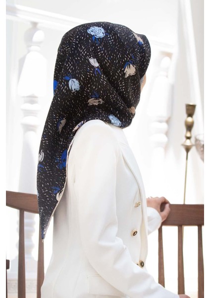 %100 Twill Ipek Çıtır Çiçek Desenli Siyah - Saks Renkli 90X90 Eşarp Dikim Şekli : El Dikişi