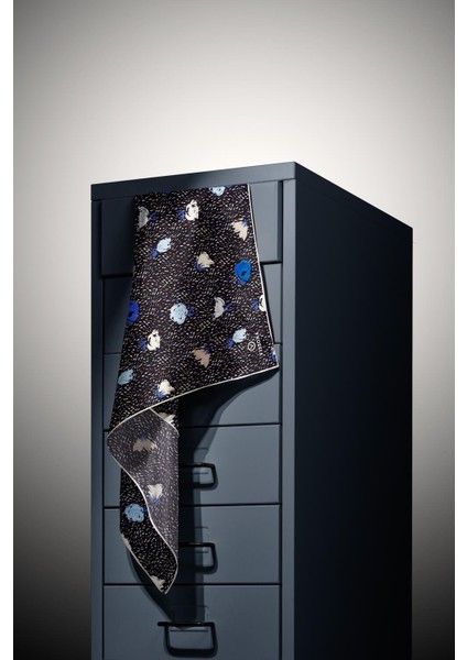 %100 Twill Ipek Çıtır Çiçek Desenli Siyah - Saks Renkli 90X90 Eşarp Dikim Şekli : El Dikişi modelleri