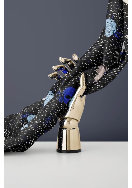 %100 Twill Ipek Çıtır Çiçek Desenli Siyah - Saks Renkli 90X90 Eşarp Dikim Şekli : El Dikişi