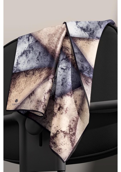 %100 Twill Ipek Dokulu ve Geometrik Desenli Bej - Gri Renkli 90X90 Eşarp Dikim Şekli : El Dikişi