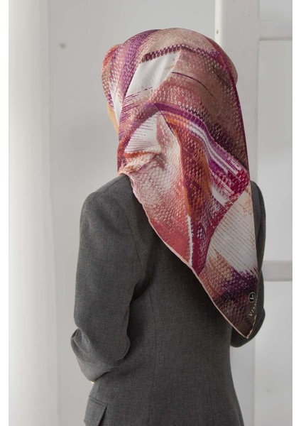 %100 Twill Ipek Efektli ve Geometrik Desenli Somon - Pudra Renkli 90X90 Eşarp Dikim Şekli : El Dikişi