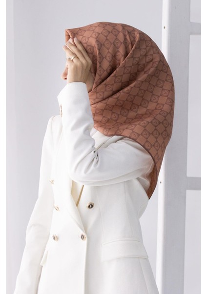 %100 Twill Ipek Monogram Desenli Taba Renkli 90X90 Eşarp Dikim Şekli : El Dikişi