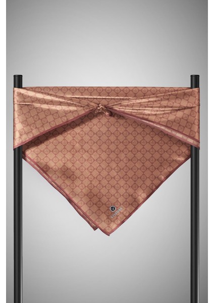 %100 Twill Ipek Monogram Desenli Taba Renkli 90X90 Eşarp Dikim Şekli : El Dikişi