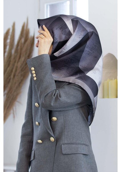 %100 Twill Ipek Geometrik Desenli Siyah - Krem Renkli 90X90 Eşarp Dikim Şekli : El Dikişi