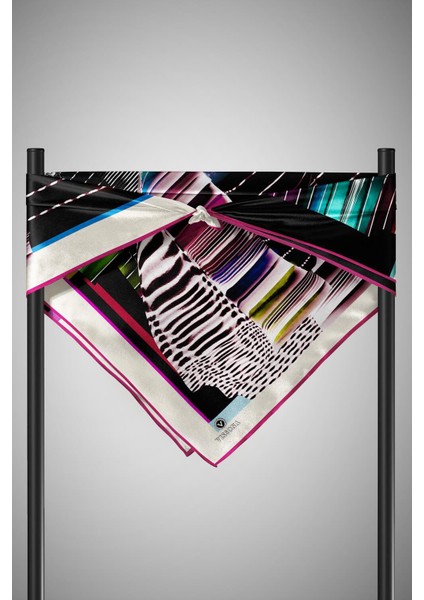 %100 Twill Ipek Geometrik Desenli Siyah - Fuşya Renkli 90X90 Eşarp Dikim Şekli : El Dikişi
