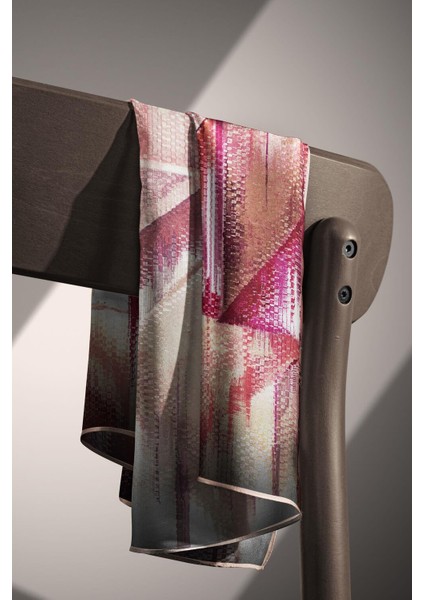 %100 Twill Ipek Efektli ve Geometrik Desenli Somon - Pudra Renkli 90X90 Eşarp Dikim Şekli : El Dikişi