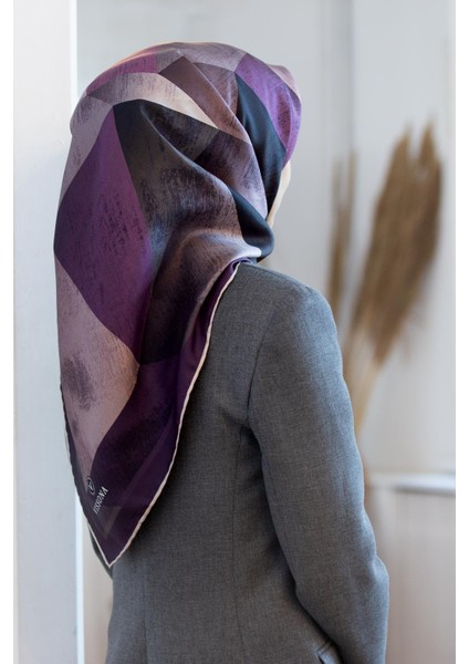 %100 Twill Ipek Geometrik Desenli Gri - Gül Kurusu Renkli 90X90 Eşarp Dikim Şekli : El Dikişi