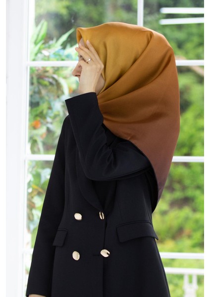%100 Twill Ipek Degrade Desenli Gold Renkli 90X90 Eşarp Dikim Şekli : El Dikişi