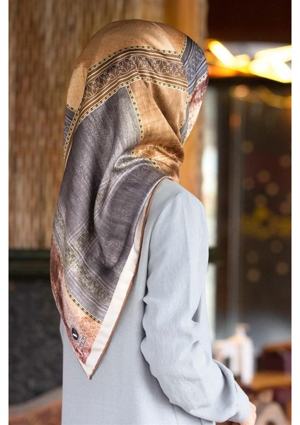 Twill Dokulu ve Geometrik Desenli Gri Renkli 90X90 Eşarp (Ipek Içermez) Dikim Şekli : El Dikişi