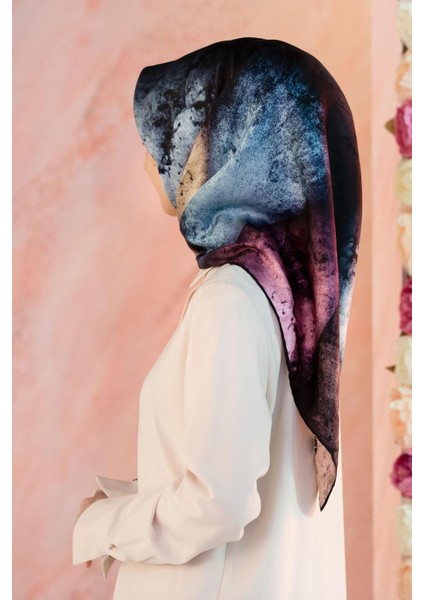 %100 Twill Ipek Dokulu ve Geometrik Desenli Mint Yeşili - Lila Renkli 90X90 Eşarp Dikim Şekli : El Dikişi