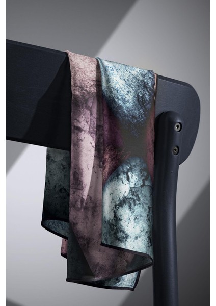 %100 Twill Ipek Dokulu ve Geometrik Desenli Mint Yeşili - Lila Renkli 90X90 Eşarp Dikim Şekli : El Dikişi modelleri