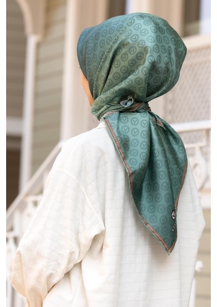 %100 Twill Ipek Monogram Desenli Benetton Yeşili Renkli 90X90 Eşarp Dikim Şekli : El Dikişi