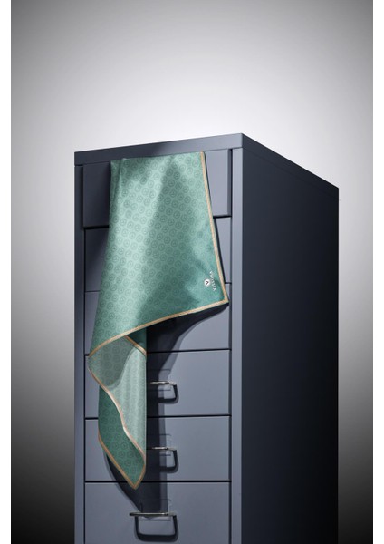 %100 Twill Ipek Monogram Desenli Benetton Yeşili Renkli 90X90 Eşarp Dikim Şekli : El Dikişi fırsatları