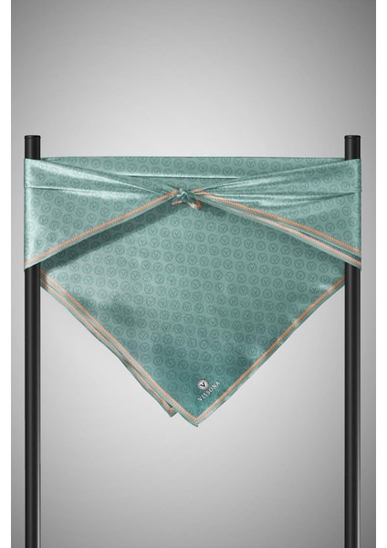 %100 Twill Ipek Monogram Desenli Benetton Yeşili Renkli 90X90 Eşarp Dikim Şekli : El Dikişi indirimleri