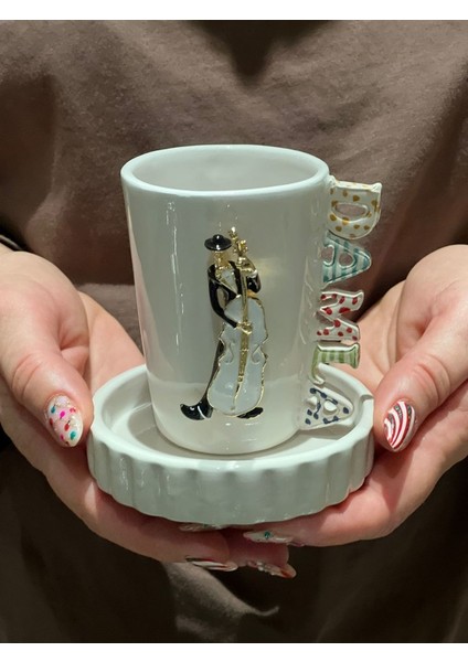 El Yapımı Isimli Viyolonsel Çalan Adam Figürlü Fincan