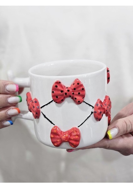 Büyük Boy 420ML Kırmızı Puantiyeli Kurdela Temalı Kupa