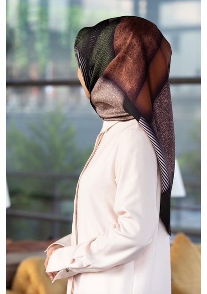 %100 Twill Ipek Dokulu ve Geometrik Desenli Haki - Vizon Yeşili Renkli 90X90 Eşarp Dikim Şekli : El Dikişi