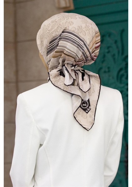 Soft Çerçeveli ve Batik Desenli Siyah Renkli 90X90 Eşarp (Ipek Içermez) Kenar Dikiş Şekli El Dikişli