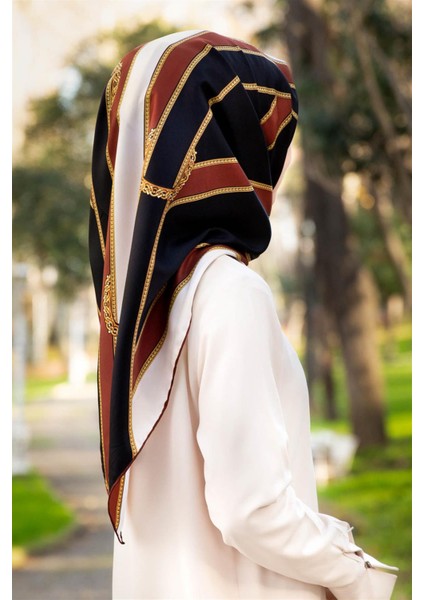 Twill Kemerli ve Geometrik Desenli Turuncu - Siyah Renkli 90X90 Eşarp (Ipek Içermez) Dikim Şekli : El Dikişi