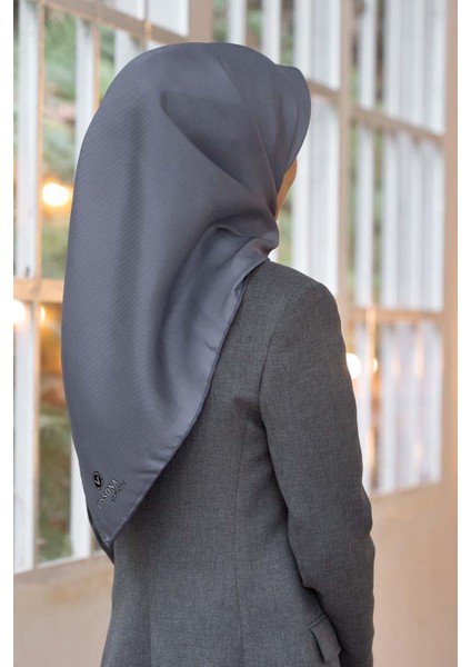 %100 Twill Ipek Düz Gri Renkli Daha Tok Exclusive Serisi 90X90 Eşarp Dikim Şekli : El Dikişi