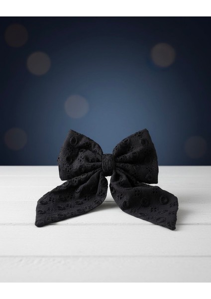 Romantik Fisto Işlemeli Fiyonk Saç Tokası