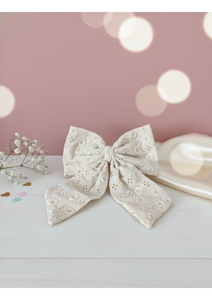 Romantik Fisto Işlemeli Fiyonk Saç Tokası