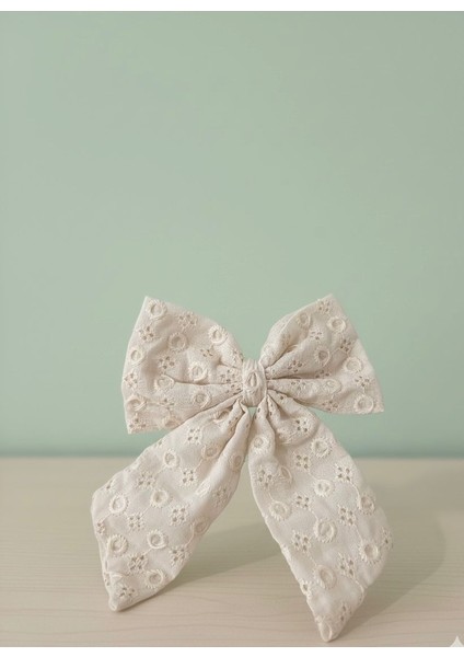 Romantik Fisto Işlemeli Fiyonk Saç Tokası fiyatları