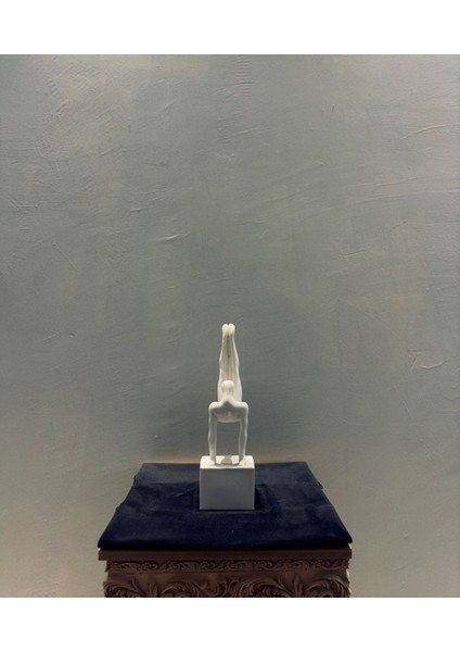 Minimalist Akrobat Heykel – 35X10 cm Modern Dekoratif Sanatsal Ev Aksesuarı