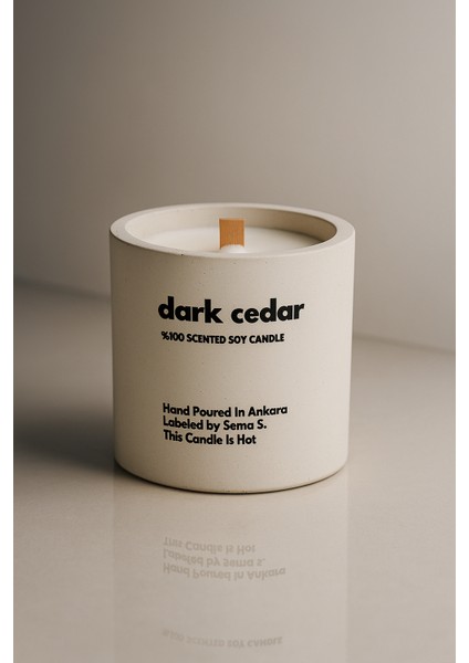 : Dark Cedar : Modern Beyaz Beton Mum (Sedir Ağacı, Sandal Ağacı, Tonka, Vetiver)
