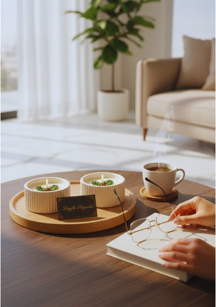 Kokina Süslemeli Yılbaşı Özel Mum Seti – 2’li El Yapımı Kokulu Mum (8 × 3,7 Cm)