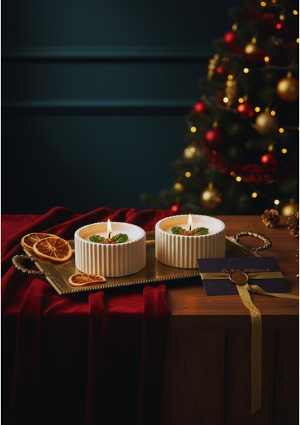 Kokina Süslemeli Yılbaşı Özel Mum Seti – 2’li El Yapımı Kokulu Mum (8 × 3,7 Cm)