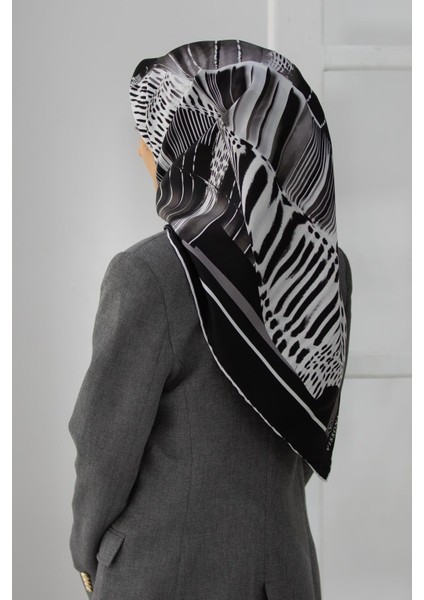 %100 Twill Ipek Geometrik Desenli Siyah - Beyaz Renkli 90X90 Eşarp Dikim Şekli : El Dikişi