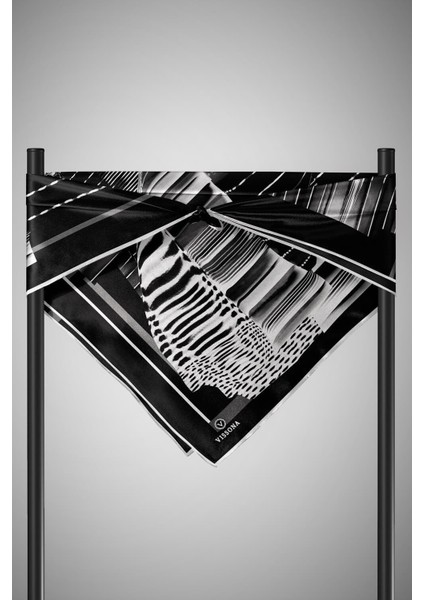 %100 Twill Ipek Geometrik Desenli Siyah - Beyaz Renkli 90X90 Eşarp Dikim Şekli : El Dikişi indirimleri