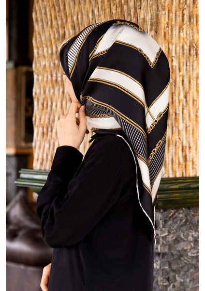%100 Twill Ipek Zincir Detaylı Geometrik Desenli Siyah - Krem Renkli 90X90 Eşarp Dikim Şekli : El Dikişi