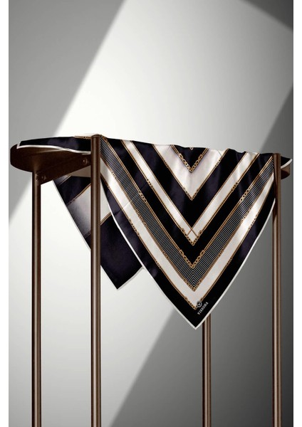 %100 Twill Ipek Zincir Detaylı Geometrik Desenli Siyah - Krem Renkli 90X90 Eşarp Dikim Şekli : El Dikişi fırsatları