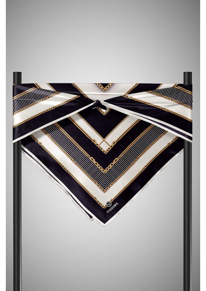 %100 Twill Ipek Zincir Detaylı Geometrik Desenli Siyah - Krem Renkli 90X90 Eşarp Dikim Şekli : El Dikişi
